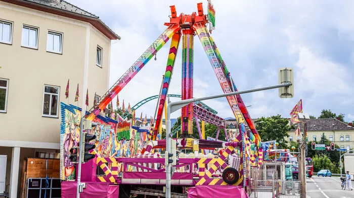 Der Villacher Kirchtag wurde am heutigen Sonntag eröffnet. Hunderte Menschen strömten schon heute in die Stadt. Der Vergnügungspark hat sie noch nicht in Empfang genommen.