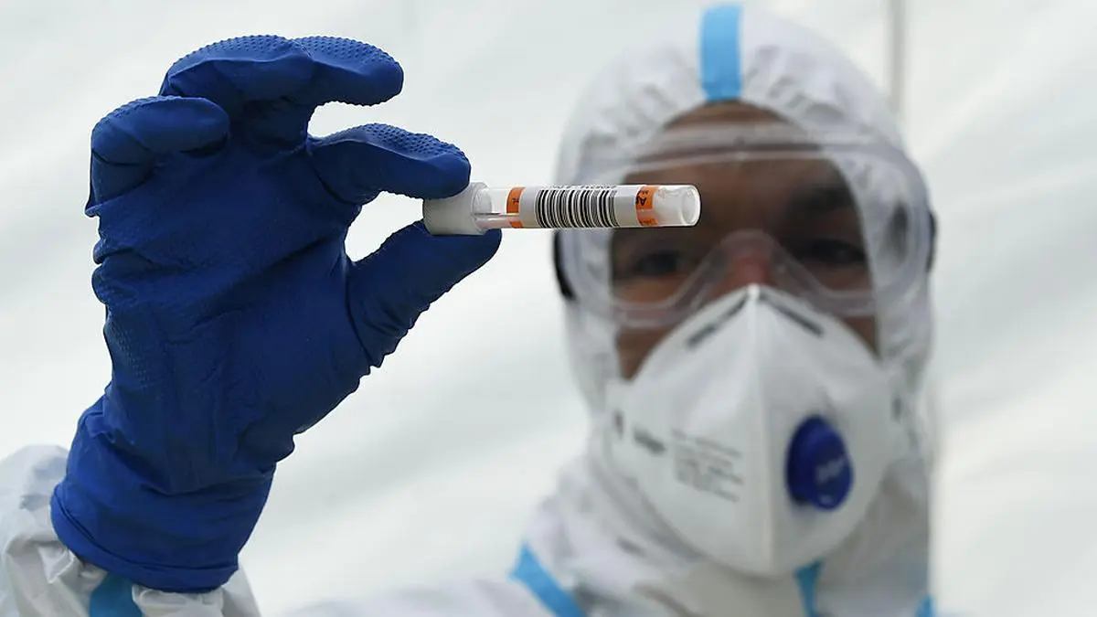 ABD0110_20200504 - WIEN - ÖSTERREICH: Heute, Montag, 4. Mai 2020, rücken 2.300 Milizsoldaten und 1.500 Grundwehrdiener erstmals in die Kasernen des Bundesheeres ein. Sie alle werden im Rahmen ihrer Einstellungsuntersuchung auf Covid-19 getestet. Im Bild: Ein Militärarzt mit einen Coronatest in der Maria-Theresien-Kaserne in Wien.. - FOTO: APA/ROBERT JAEGER