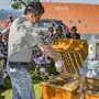Werner Kurz, Ausbilder vom Landesverband für Bienenzucht, hielt mit Theresia Harrer vor rund 50 Imkern eine Schulung zum Thema Bienengesundheit ab