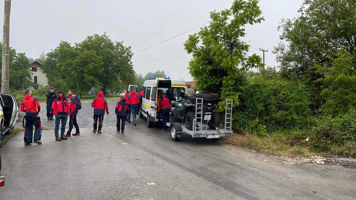 Rettungsmannschaften suchen nach dem Flugzeug