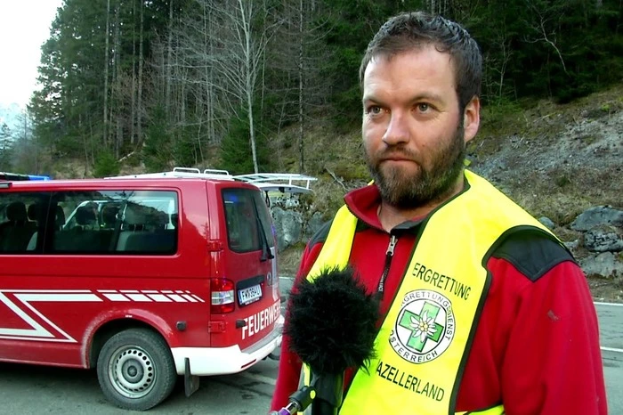 Schließlich konnte Bergretter Thomas Strasser die Frau per Boot ans Ufer bringen