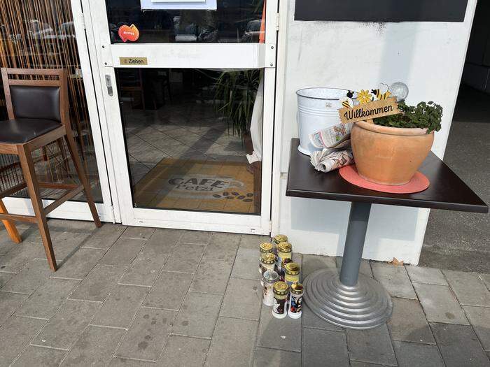 Die 42-Jährige war Betreiberin eines Cafés in Fürstenfeld. Vor dessen Tür wurden bereits Kerzen abgestellt