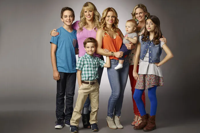 2016 startete das Revival von „Full House“, der kalifornischen Patchworkidylle, unter dem Titel „Fuller House“. Mittlerweile leben die beiden Tanner-Schwestern D. J. und Stephanie sowie Freundin Kimmy alle zusammen mit ihren Kindern in einem Haus.