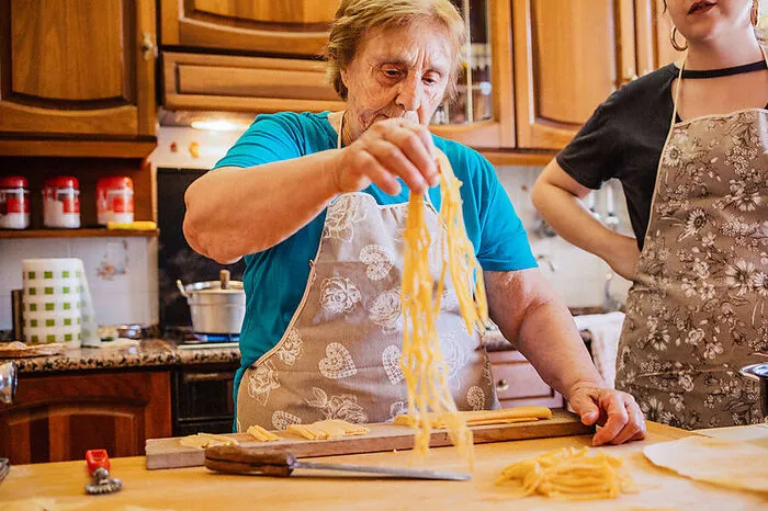 So kocht die Welt. Herdkünstler rund um den Globus geben die Rezepte der Köstlichkeiten ihrer Heimat derzeit online weiter – da lohnt sich das Stöbern. Zum Beispiel die 84-jährige Nonna Nerina, die zeigt, wie man richtige Pasta macht. Sie wurde durch die Coronakrise zum Internetstar. Buchbar unter nonnalive.com