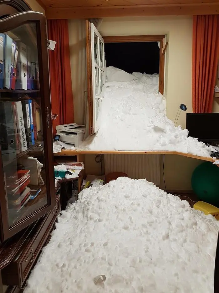 Die Lawine kam beim Fenster herein