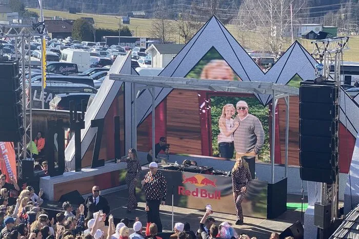 Rund 4000 Besucher und Besucherinnen entschlossen sich, einen Abstecher auf die Sonnenterrasse der AlmArenA zu machen. Bei strahlend blauem Himmel und Sonnenschein feierten Gäste aus aller Welt: Holland, Dänemark, Norwegen, Deutschland und Österreich.