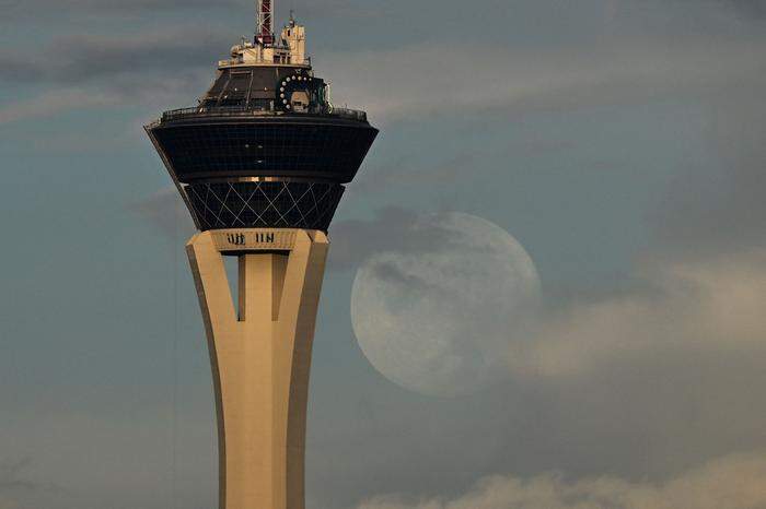 Ein "Supermond" hinter dem Strat-Tower in Las Vegas, USA