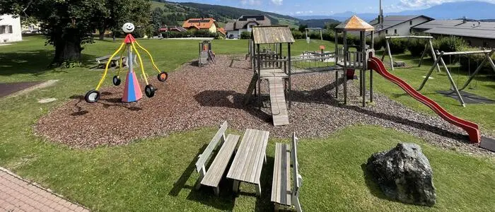 Zu sehen ist ein Spielplatz bei blauem Himmel
