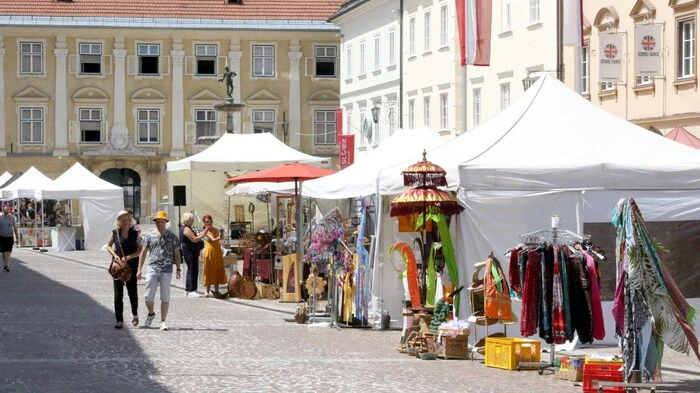 Rund ein Dutzend Aussteller aus Deutschland und Österreich präsentieren am Hauptplatz ihre liebevoll angefertigten Werke.