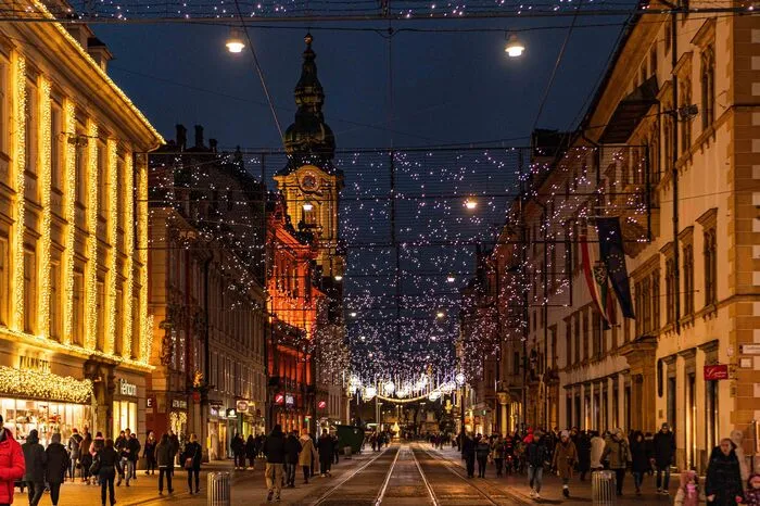 ... Die Herrengasse erstrahlt seit 18. November mit einer völlig neuen Weihnachtsbeleuchtung ...