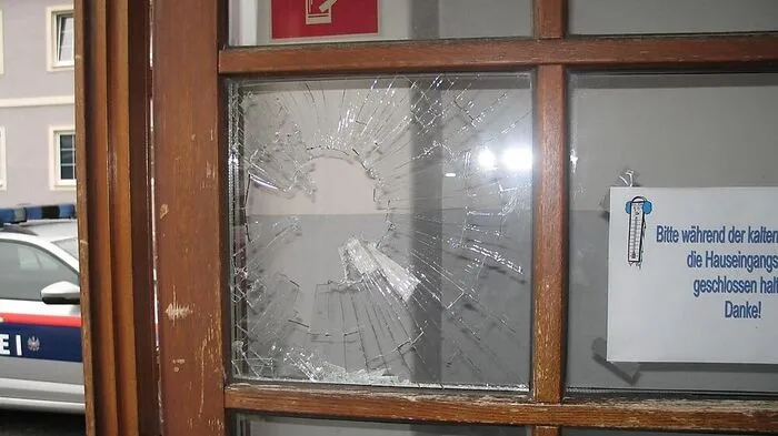 Auch die Glasscheibe bei der Polizeiinspektion ging zu Bruch