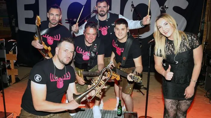 Die Elchos mit Bandleader Christian Stampfer (vorne Links), Markus Kogler, Stefan Schusser, Markus Rappoldt, Tatjana Brandstätter und Rapahael Pirker.