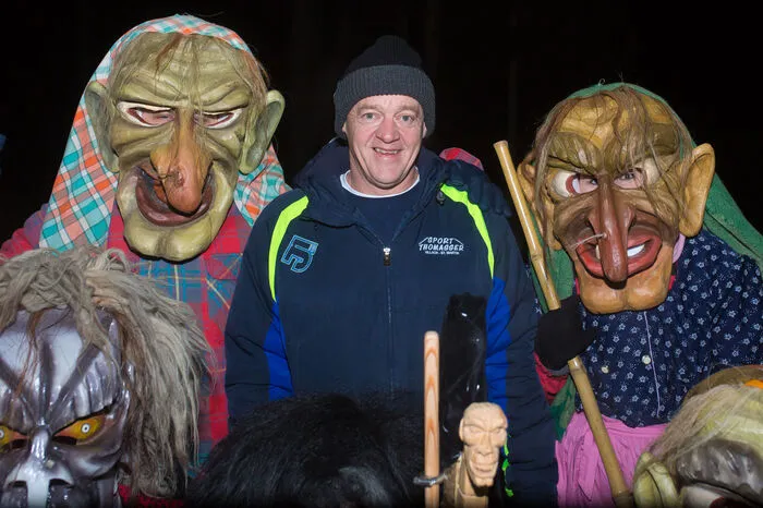 Roland Hohenwarter, Obmann der Perchtengruppe Oberdrauburg, die den Brauch ausführt.