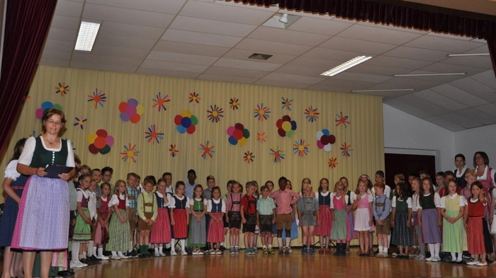 Musik, Tanz und Poesie standen bei der Sommersonnwendfeier in der Volksschule St. Marein bei Neumarkt am Programm.
