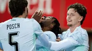 Carney Chukwuemeka (Mitte) traf zum 4:1 und jubelte mit Stefan Posch und Paul Wanner 