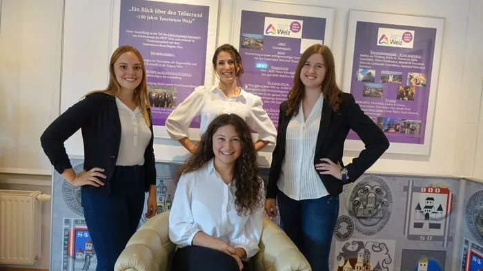 Das Projektteam der HLW Weiz: Vorne Selina Herbst, stehend von lins: Johanna Schwab, Laura Brandl und Anna Haas.