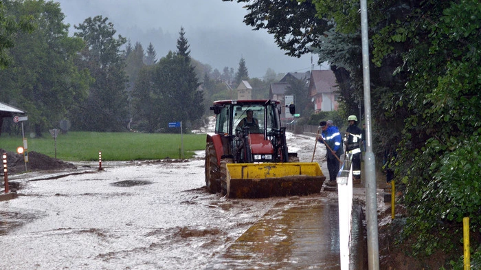 Mehrere Muren verwüsteten den Ortsteil Kraa. Sechs Eingeschlossene mussten mittels Hubschrauber gerettet werden, in der Gemeinde herrscht Ausnahmezustand.