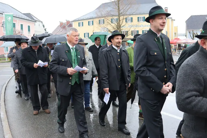 Die Prozessionen trafen auf dem Marktplatz ein, zogen um die Kirche und stellten das Vortragskreuz in der Kirche ab.