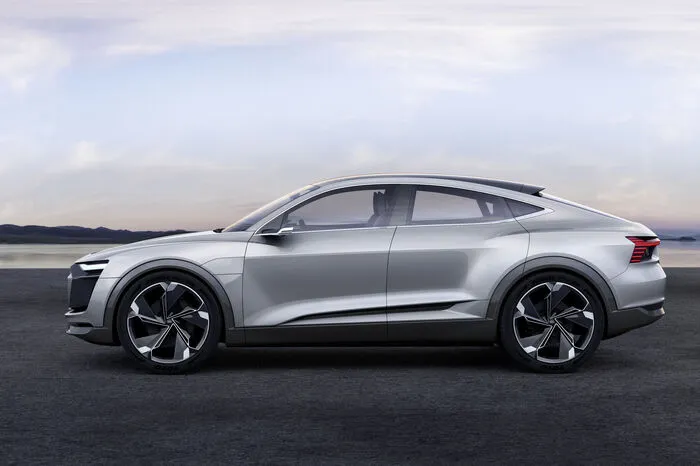 4,90 Meter Außenlänge, 1,98 Breite und eine Höhe von 1,53 Meter bei einem Radstand von 2,93 Meter positionieren das SUV-Coupé im C-Segment, also nahe am Audi A7.