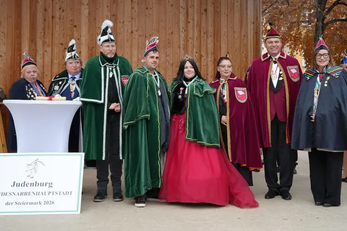 ... und stellt mit Prinz Leti I. von Asphaltanien und Prinzessin Patricia I. die Tanzende, das Landesprinzenpaar für die Faschingssaison 2025/26.