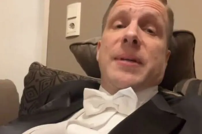 Comedian Oliver Pocher landete bereits gesundheitlich angeschlagen am Wiener Flughafen und ließ sich vor dem großen Staatsgewalze ärztlich behandeln. Nach der rauschenden Ballnacht meldet er sich kränklich in seiner Instagram-Story: „Ich bin fix und fertig. Jetzt geht es gleich los nach Las Vegas“. Dort hat er vor dem Super Bowl einen Auftritt. Trotz allem hätte er einen schönen Abend mit Ex Sandy Meyer-Wölden und den anderen Stargästen gehabt. „Bussi, baba“, verabschiedet er sich standesgemäß.