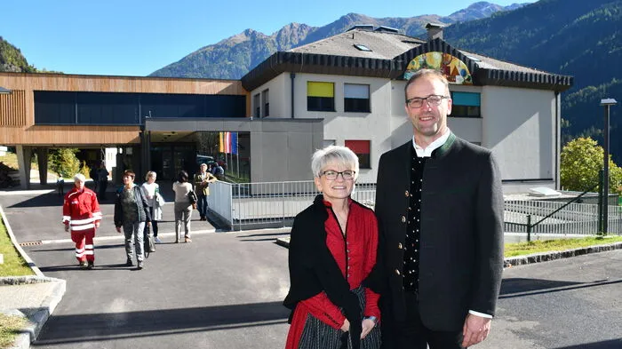 Kindergartenleiterin Manuela Ladinig und Schulleiter Franz Golger vor dem neuen Bildungszentrum mit Anbau.