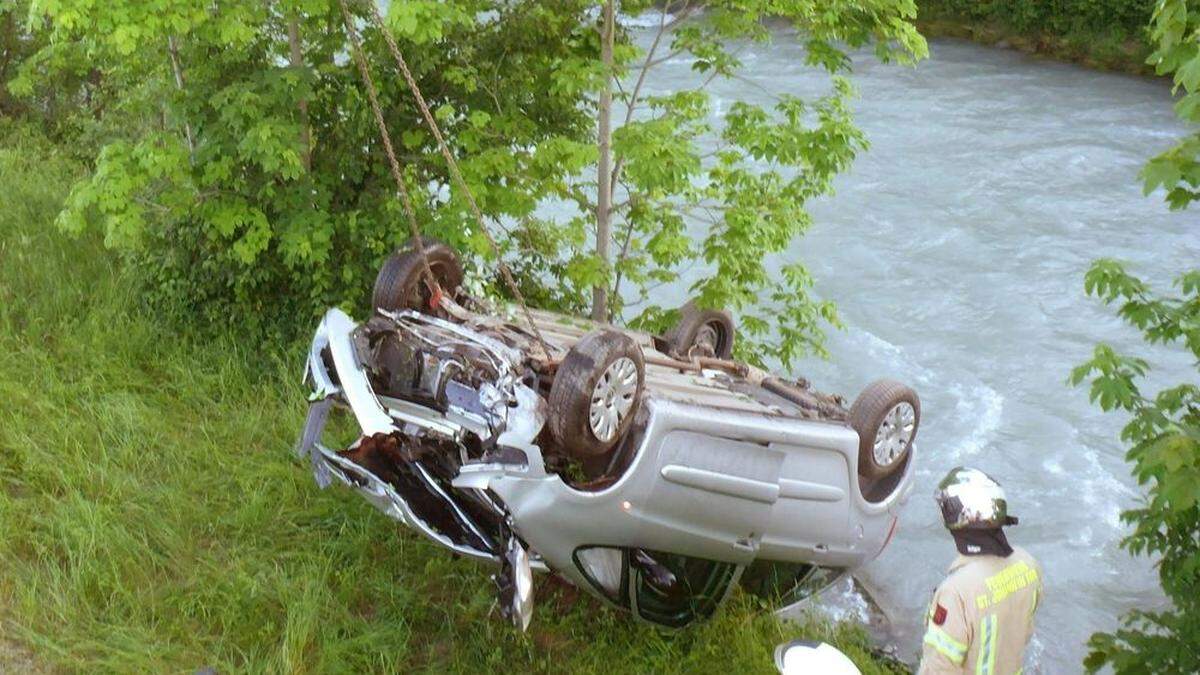 Auto landete in Tirol nach Unfall in Fluss