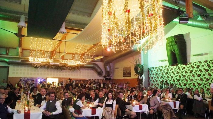 Eine ausverkaufte Jubiläums-Ballnacht der "Fidelen Jungsteirer" im Kräuterdorf...
