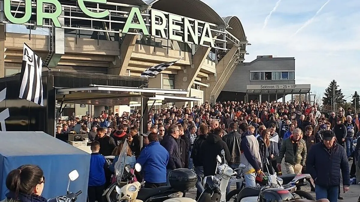 An diesem Sonntag enttäuschte Sturm-Fans verlassen das Stadion