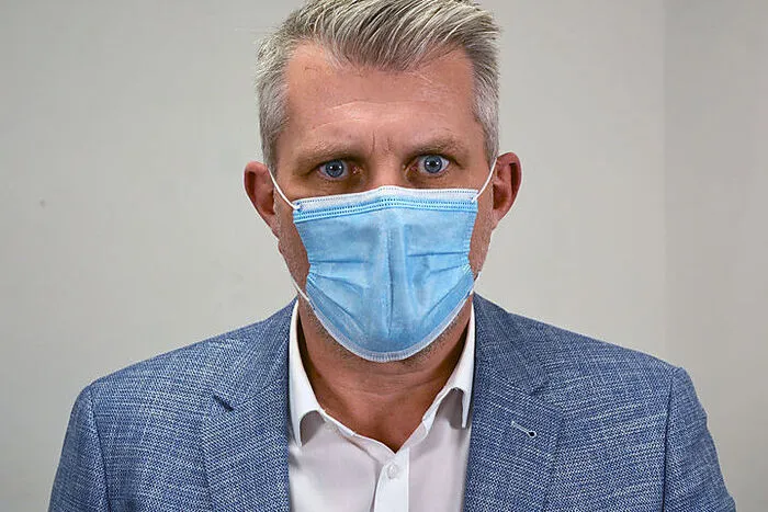 Wut. Mit stechendem Blick, zusammengezogenen Augenbrauen und Vorwärtsbewegung des Kopfes.