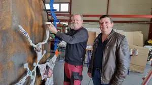 Franz Orasch (links) und Bürgermeister Günter Kernle vor dem noch geheimen Kunstwerk