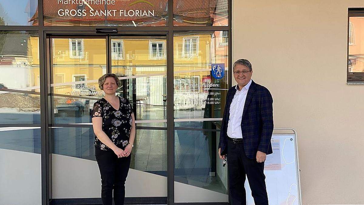 Amtsleiterin Sabine Zenz und Bürgermeister Alois Resch (ÖVP) vor dem neuen Rathaus