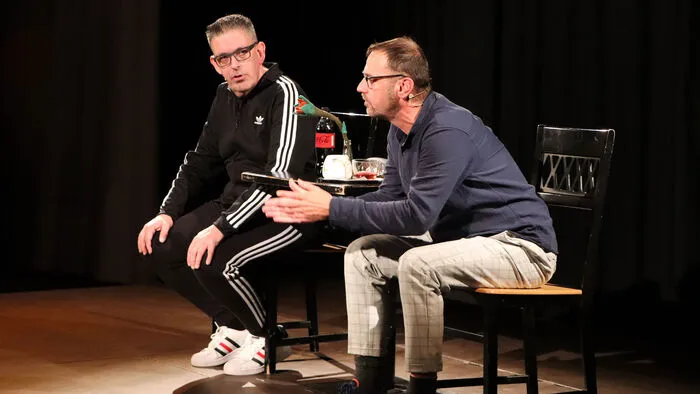 Herrschaftszeiten, sind das Zeiten!Wo kommen wir her? Wo gehen wir hin? Wo samma denn?Die Gebrüder Moped, zwei Kinder der Generation X, kennen die zentralen Fragen des Lebens.  