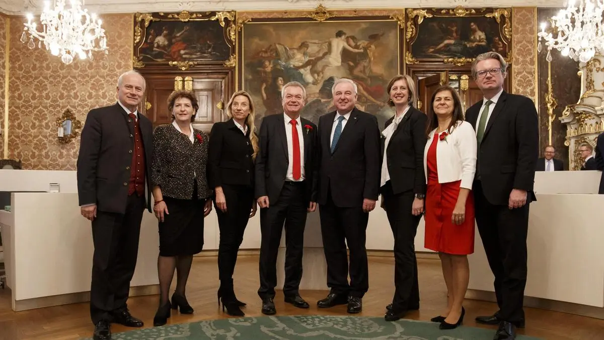 Die Landesregierung von 2019: Hans Seitinger (heuer verstorben), Ursula Lackner (legte Mandat zurück), Juliane Bogner-Strauß (nun im Nationalrat), Anton Lang (legte Mandat zurück), Hermann Schützenhöfer (Ruhestand), Barbara Eibinger-Miedl, Doris Kampus und  Christopher Drexler (ÖVP) 