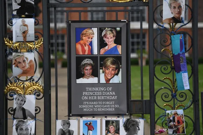 Fans erinnern an Lady Di: Das Denkmal wurde aus Anlass von Dianas Geburt vor 60 Jahren enthüllt. 1997 kam sie bei einem Autounfall ums Leben