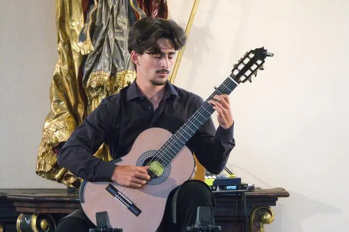Den musikalischen Auftakt gestalteten zwei junge Ausnahmetalente: Hannah Huscava und Lorenzo Bizzarri, beide erste Preisträger von „Prima la Musica“, überzeugten mit beeindruckender Reife und Musikalität.