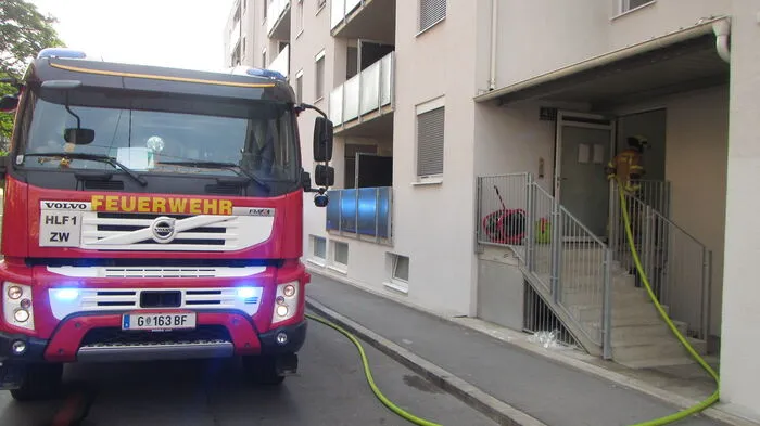 Feuerwehreinsatz in der Niesenbergergasse in Graz-Gries: In einer Erdgeschosswohnung war am Pfingstmontag in der Früh ein Brand ausgebrochen.