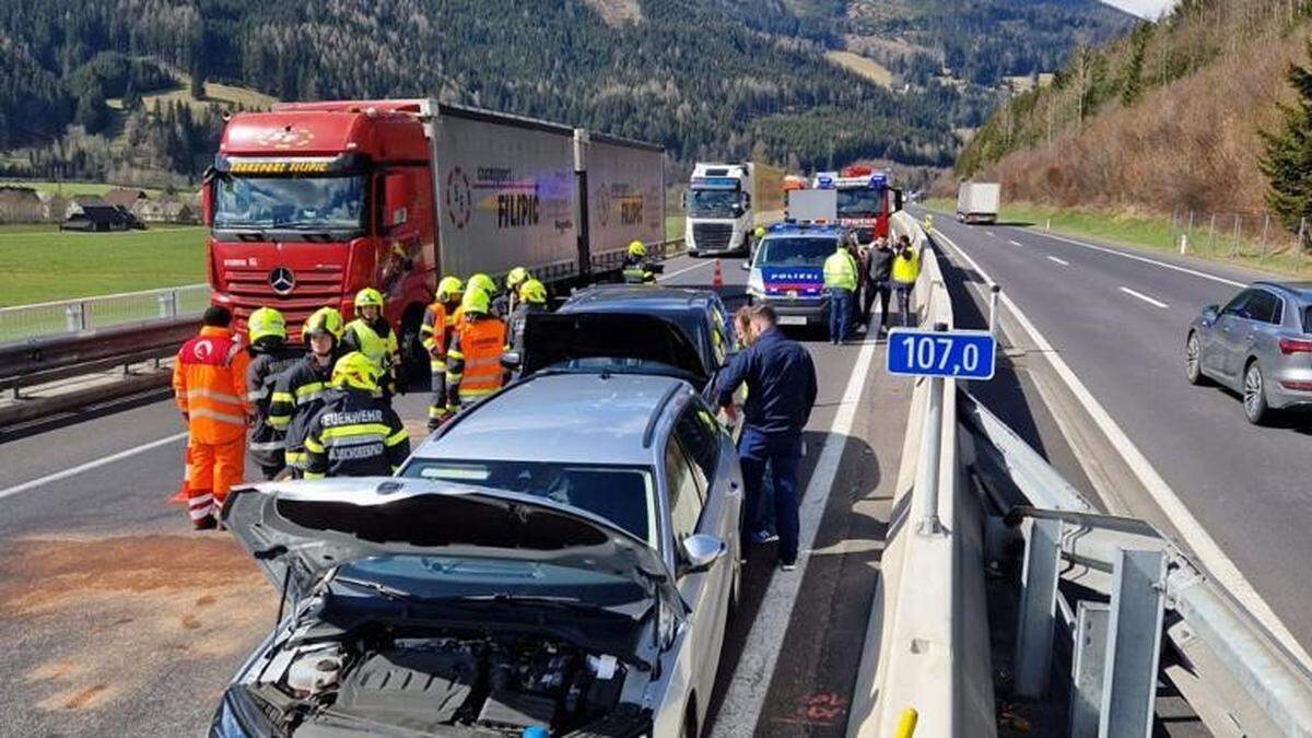 Eine schwer verletzte Person wurde nach dem auffahrunfall mit der Rettung in das UKH Steiermark in Kalwang