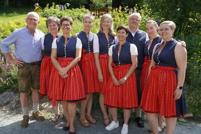 Ackerer (Mitte) und die helfenden Hände beim Kräuterfest