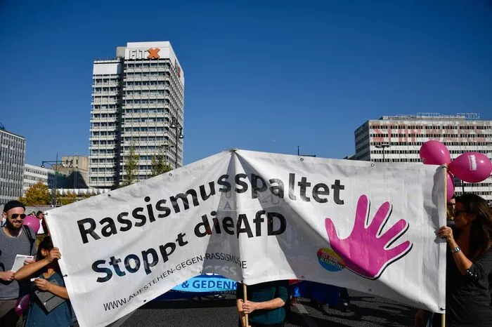Unterstützt wird das Bündnis außerdem von Künstlern, Wissenschaftern und anderen Intellektuellen wie dem Satiriker Jan Böhmermann und der Band "Die Ärzte". Bei einer ähnlichen Demonstration "gegen Rassismus, Diskriminierung und Nationalismus" werden auch in Frankfurt am Main am Samstag laut den Veranstaltern tausende Teilnehmer erwartet.