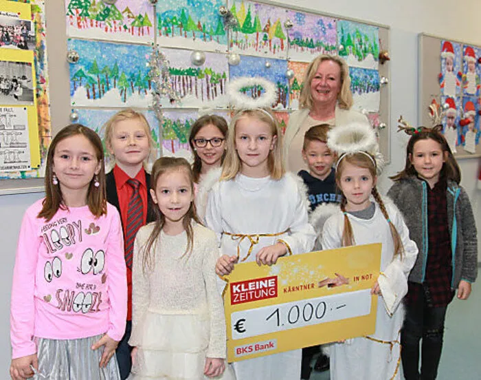 Direktorin Isabella Allesch-Repar umringt von ihren Weihnachstengeln, die den Flutopfern in Kärnten eine große Hilfe zukommen lassen