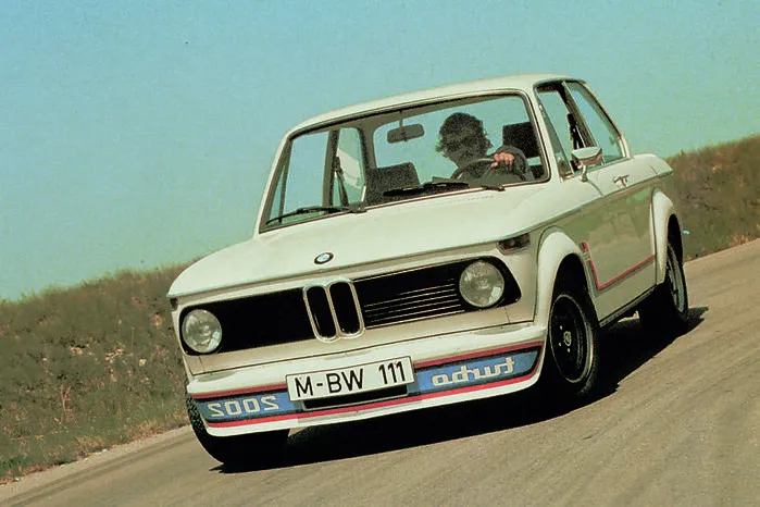 Der BMW 2002 Turbo mit dem Entwicklungscode E20 mit 170 PS war (noch vor dem Porsche 911 Turbo) das erste in Serie hergestellte deutsche Auto mit Abgasturbolader. Doch krachte der Haudrauf mit Heckspoiler im Herbst 1973 direkt in die erste Ölkrise und wurde postwendend wegen des hohen Benzinverbrauchs an den Pranger gestellt. Ebenso wie der auf Wunsch auf dem Frontspoiler in Spiegelschrift angebrachte Schriftzug "turbo 2002", den die Presse Kriegsbemalung nannte. Nach nur einem Jahr und 1672 Stück traten die Bayern den Rückzug an. Heute liegen 02er Turbos preislich zwischen 80.000 und 110.000 Euro.