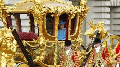 Queen Elizabeth II. in ihrer Kutsche