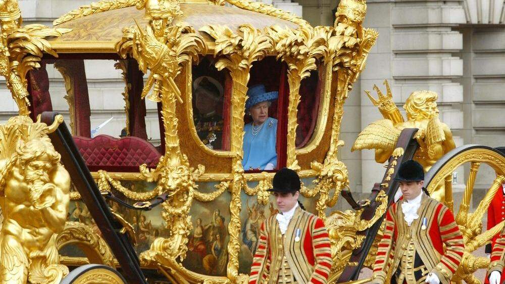 Queen Elizabeth II. in ihrer Kutsche