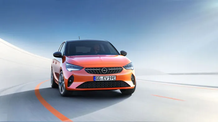 Der neue Opel Corsa, der sich nach der Konzern-Ehe mit PSA eine Plattform mit dem Peugeot 208 teilt, hat sich spürbar verjüngt. Wahrscheinlich ist es sogar so, dass noch keine Generation des Kleinwagens aus Rüsselsheim so flink auf den Beinen war wie die demnächst startende sechste Generation.