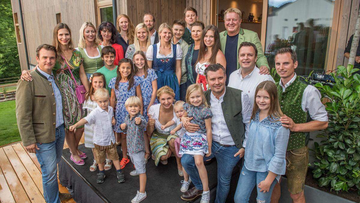 26 Grossauers auf einem Bild: Für die Gastro-Großfamilie war die Eröffnung auch ein Familientreffen