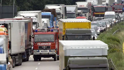 THEMENBILD/ARCHIVBILD: RETTUNGSGASSE AUF DER AUTOBAHN