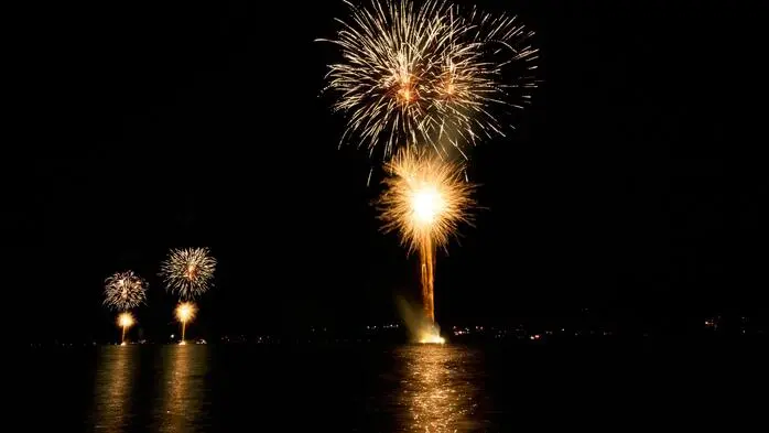 Feuerwerk über Wasser