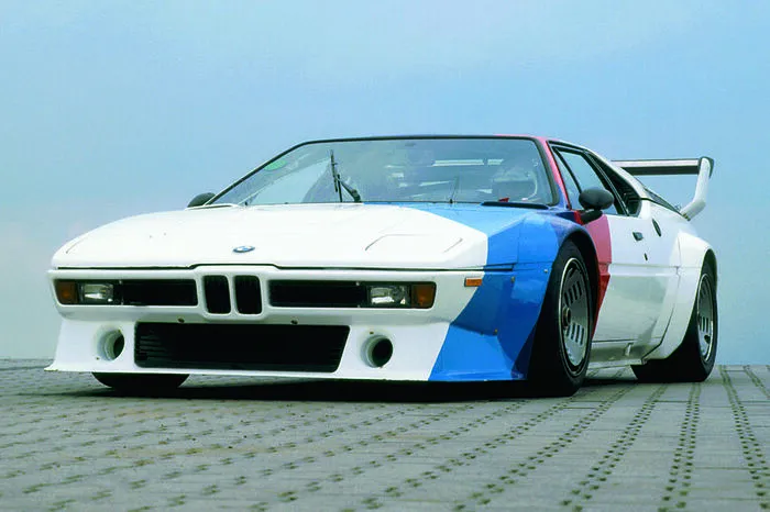 Ursprünglich war der M1 für den Einsatz im Motorsport geplant, nur eine Homologationsserie sollte in kleiner Auflage für den öffentlichen Straßenverkehr gebaut werden. Durch Änderungen im internationalen Reglement noch vor der Präsentation wurde er in seiner Rolle als Rennfahrzeug jedoch praktisch überflüssig.