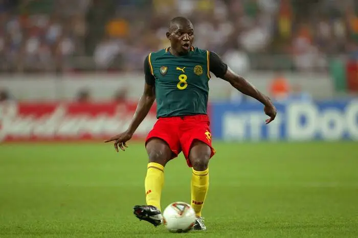 Ärmellos wollte die Nationalmannschaft aus Kamerun bei der WM 2002 antreten. Das gefiel der FIFA allerdings nicht und hat dies kurzerhand verboten. Daraufhin nähten sich die Kameruner Ärmelklappen dazu.